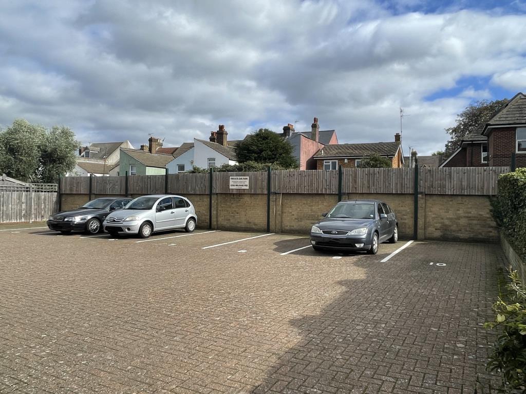Lot: 113 - OUTSTANDING UNBROKEN BLOCK OF TEN SELF-CONTAINED FLATS AND APARTMENTS -